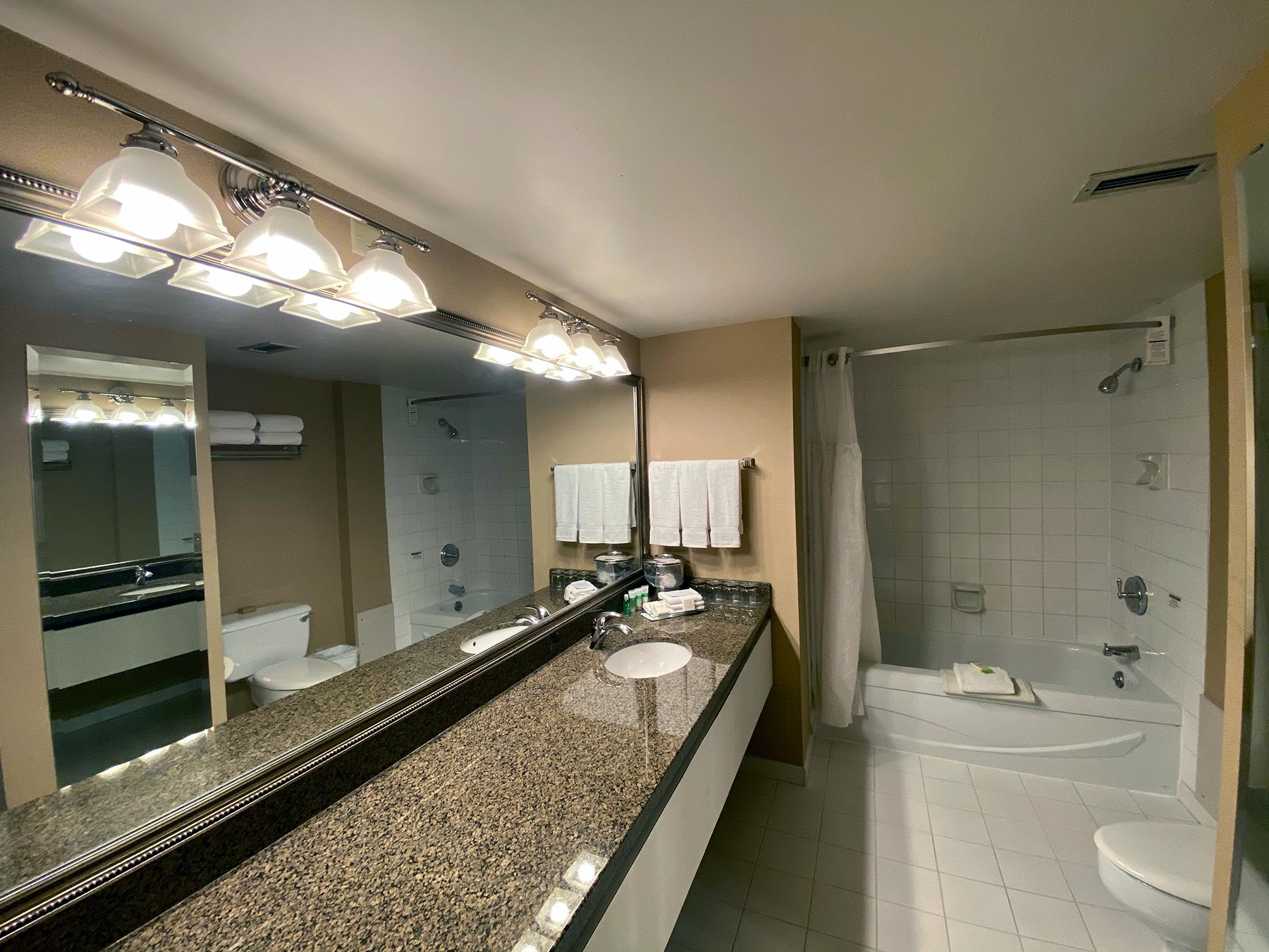 Jet-Tub Suites - Bathroom